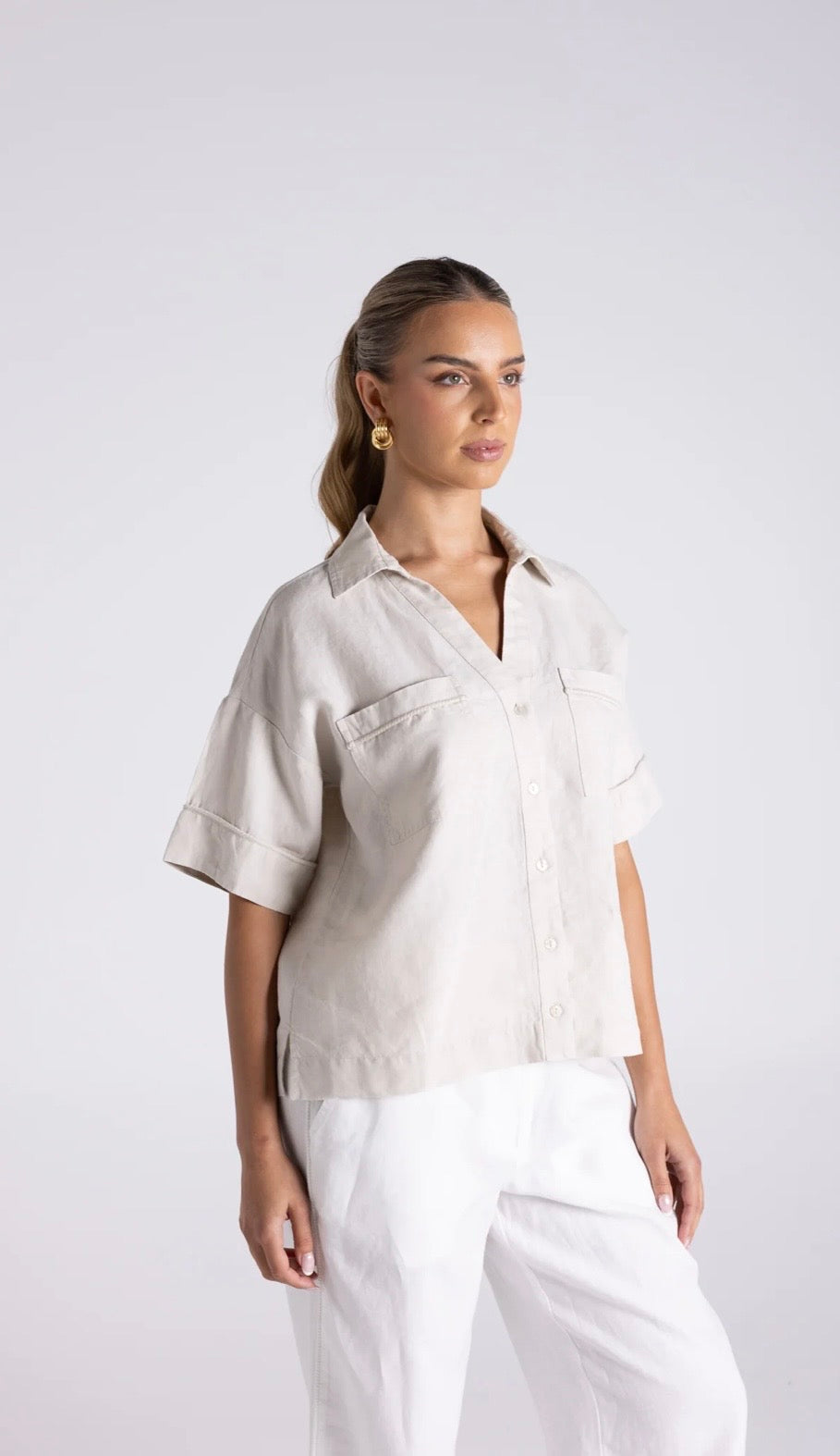 Two T’s - Olivia Short Sleeve Linen Shirt ‘Straw’
